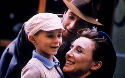 Giorgio Cantarini, Roberto Benigni and Nicoletta Braschi in Life is Beautiful (1997)