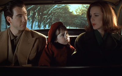 Dylan McDermott, Mara Wilson and Elizabeth Perkins in Miracle on 34th Street (1994) Dylan McDermott, Mara Wilson and Elizabeth Perkins in Miracle on 34th Street (1994)