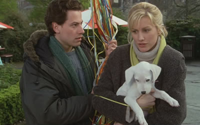 Ioan Gruffudd and Alice Evans in 102 Dalmatians (2000)