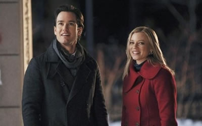 Mark-Paul Gosselaar and Amy Smart in 12 Dates of Christmas (2011)