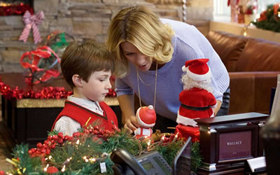Anthony Bolognese and Meredith Hagner in A Gift Wrapped Christmas (2015) Anthony Bolognese and Meredith Hagner in A Gift Wrapped Christmas (2015)
