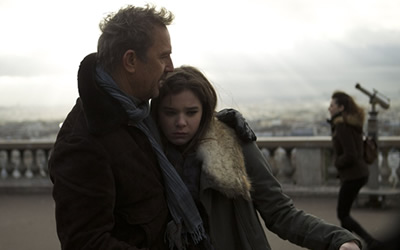 Kevin Costner and Hailee Steinfeld in 3 Days to Kill (2014)