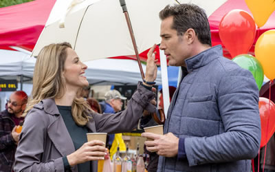 Jill Wagner and Victor Webster in A Harvest Wedding (2017)