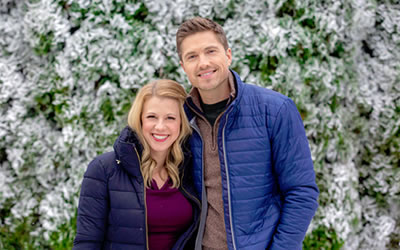 Jodie Sweetin and Eric Winter in Finding Santa (2017)