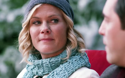 Alison Sweeney in Christmas at Holly Lodge (2017) Alison Sweeney in Christmas at Holly Lodge (2017)