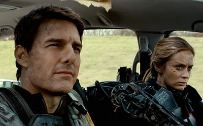 Tom Cruise and Emily Blunt in Edge of Tomorrow (2014)